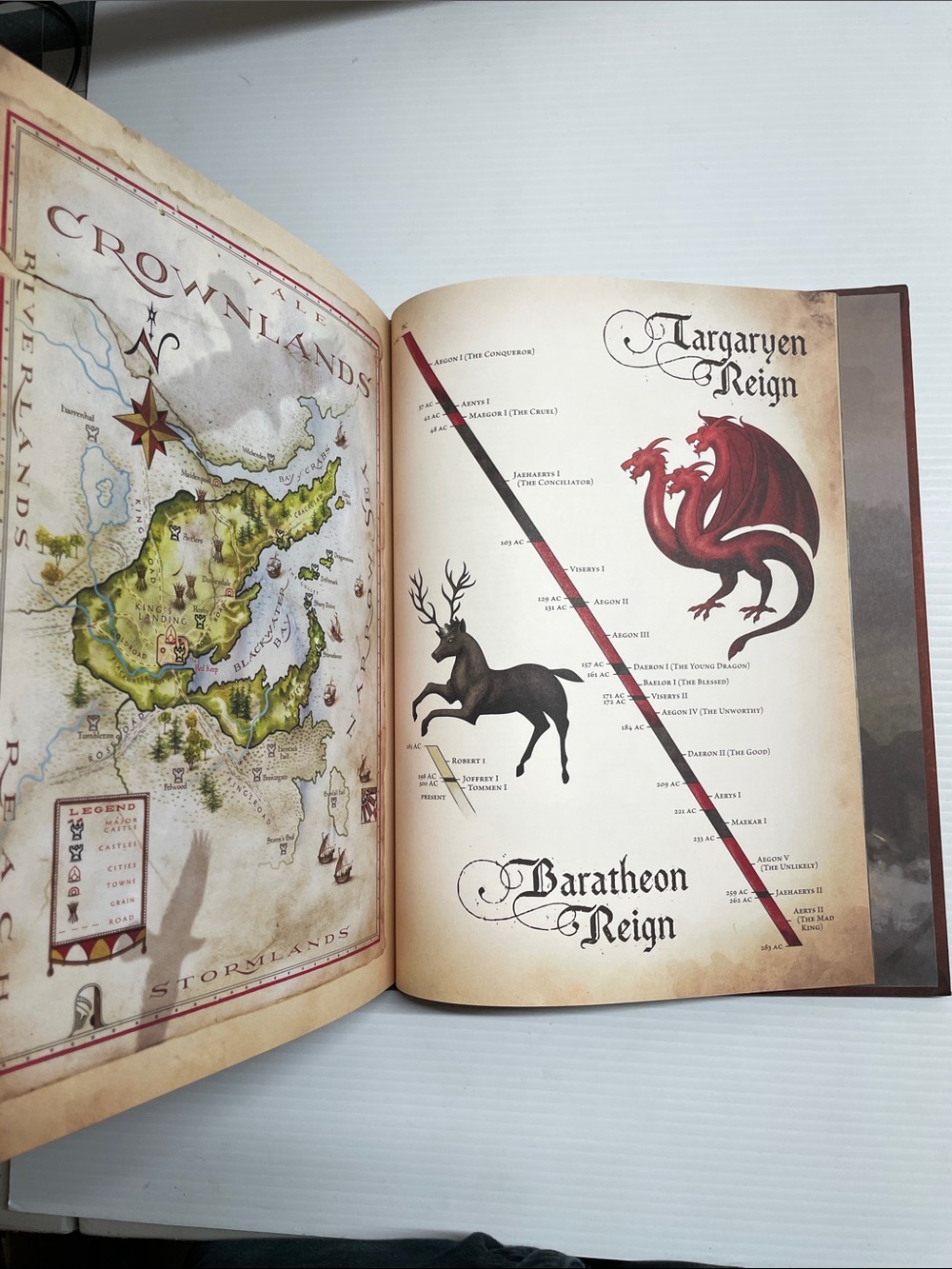 The World of Ice & Fire: The Untold History of Westeros and the Game of Thrones - Picture 11 of 12